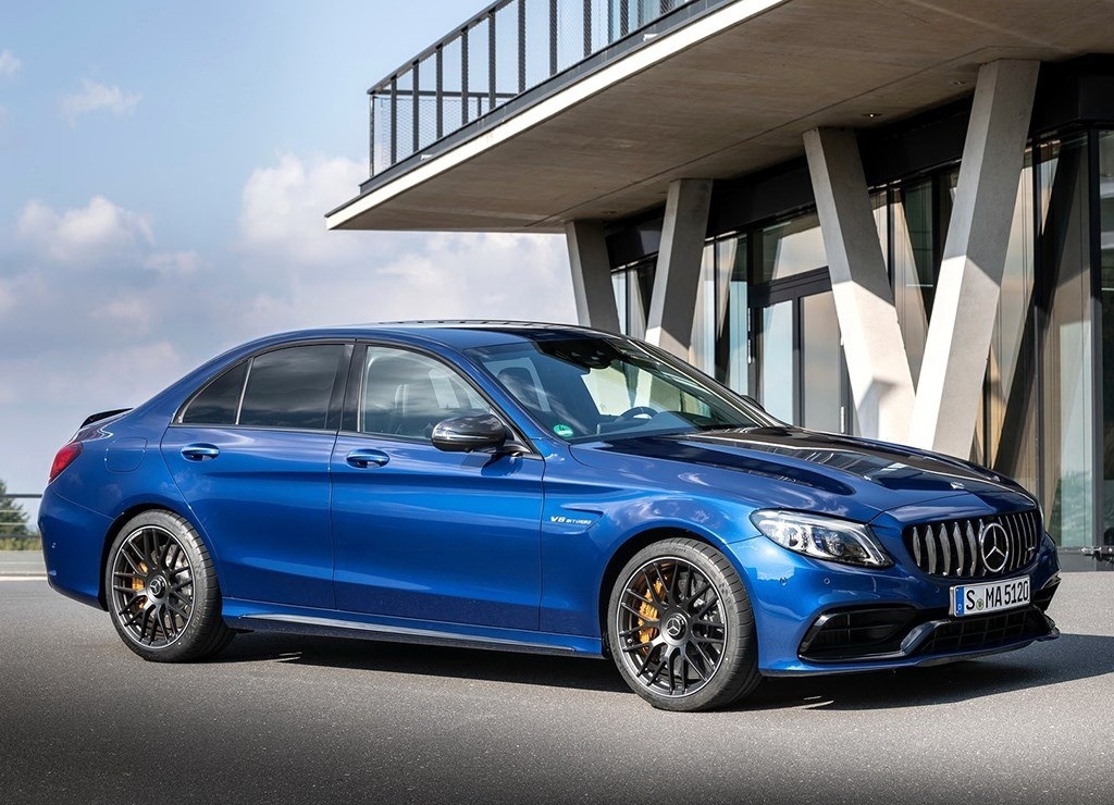 这款奔驰就像剑齿虎，口悬短剑般獠牙，价值百万可谓所向披靡