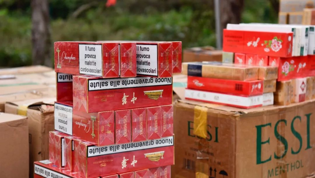 茅台酒中华烟，碎掉！雷朋眼镜卡地亚手镯，碾了！