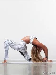 “公狗腰”out了,现在流行的是“鲨鱼线”▷每日一练