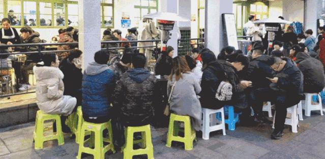 南宁三街两巷排队到深夜的火锅,排队王串串香火锅