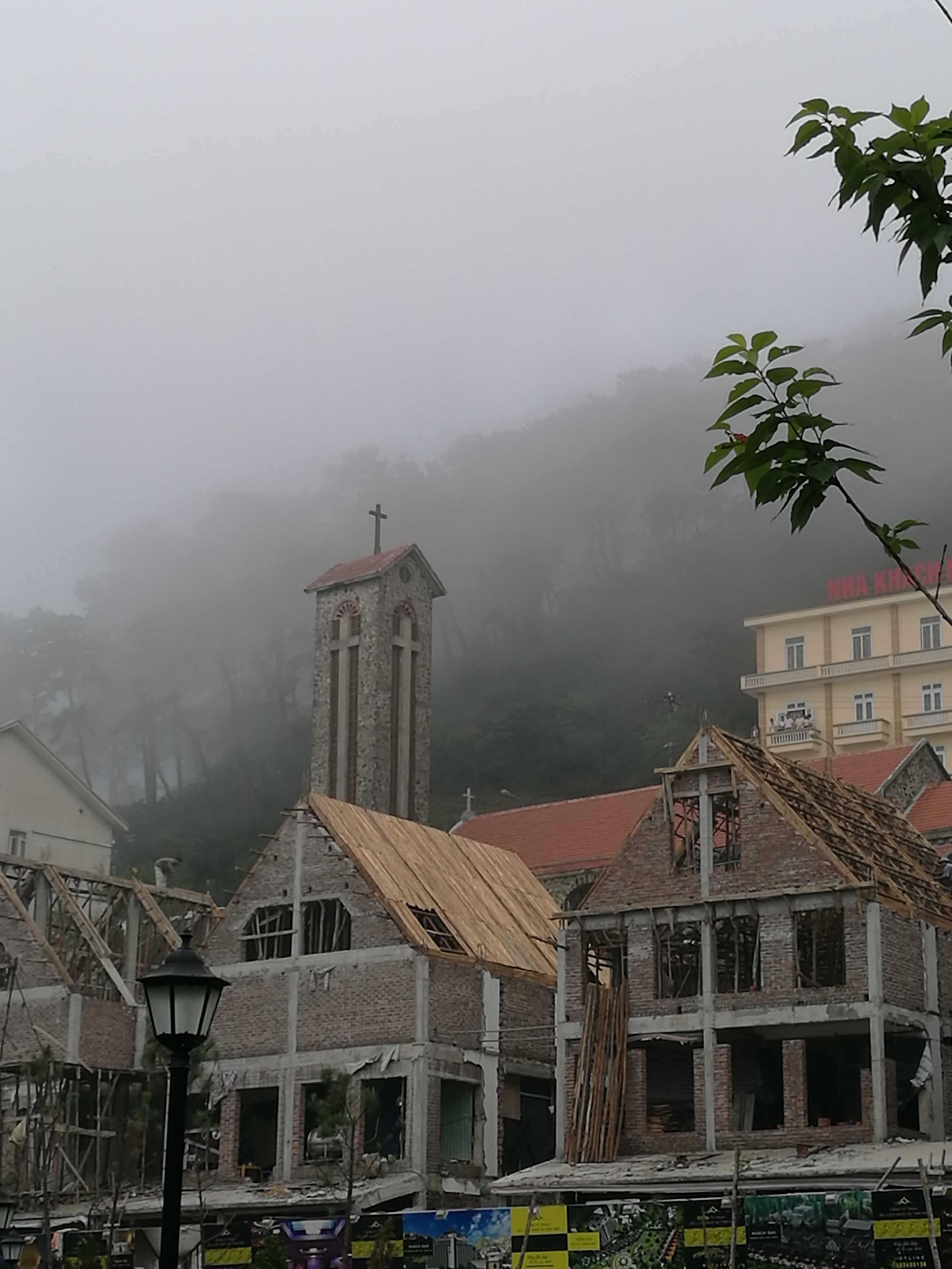 越南小妹独自野外深山探险,越南旅游奇遇记