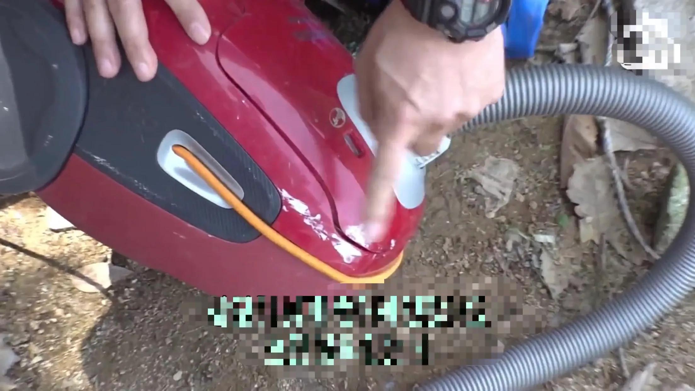 男人被蜘蛛缠身,男人被蜘蛛困住