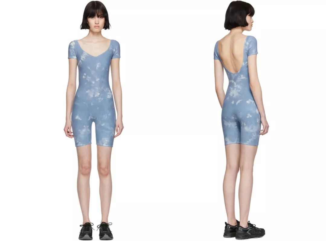 终于,它从街头走上了T台