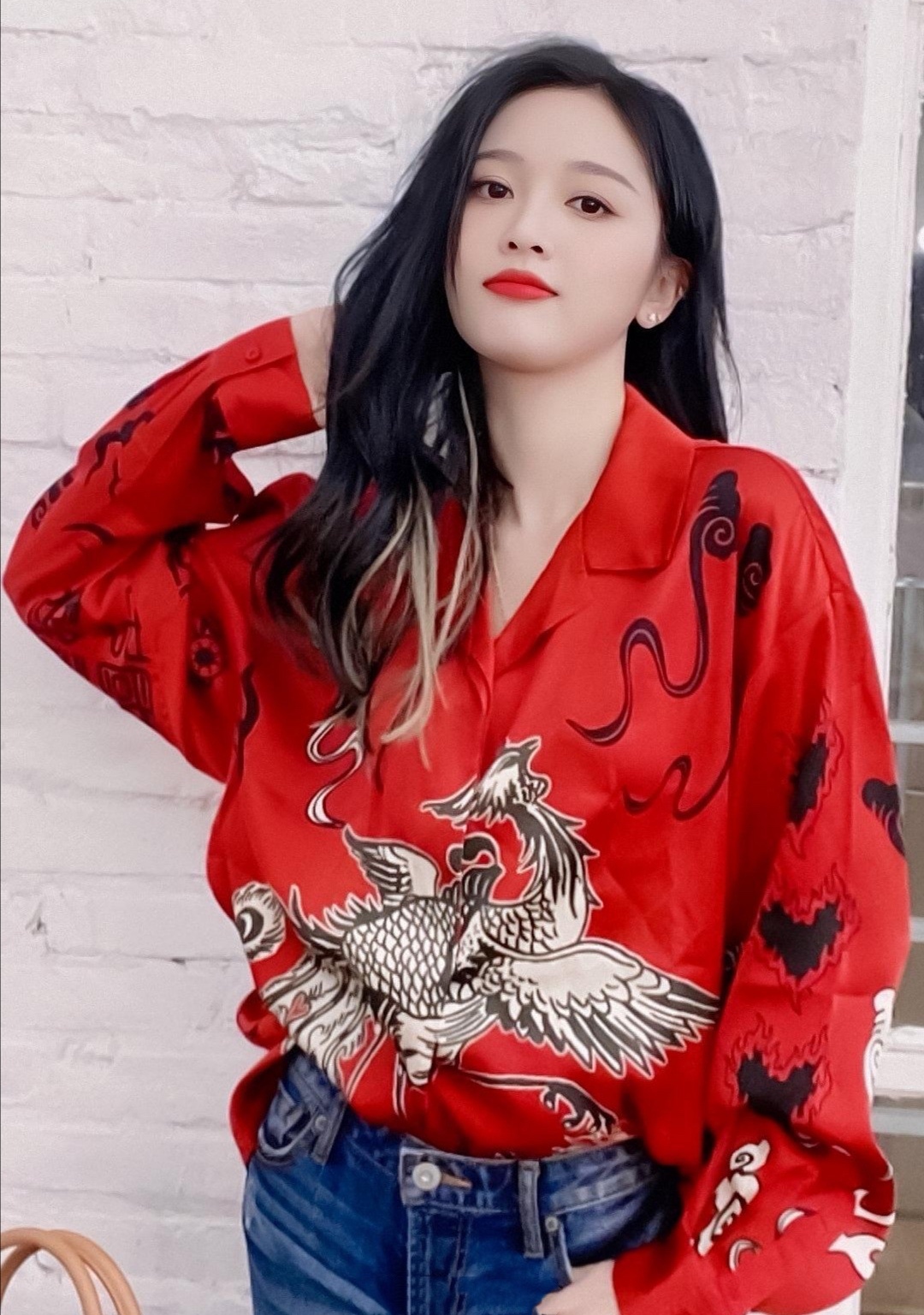 脸偏黄显老该怎么挽救,皮肤偏黑黄穿什么颜色显白