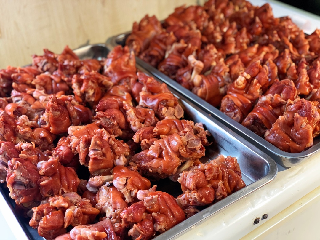 长春汽车厂美食肥肠,长春老胖熏酱猪手