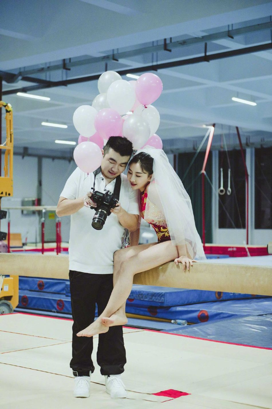 何雯娜梁超夫妻相,何雯娜和老公的婚纱照