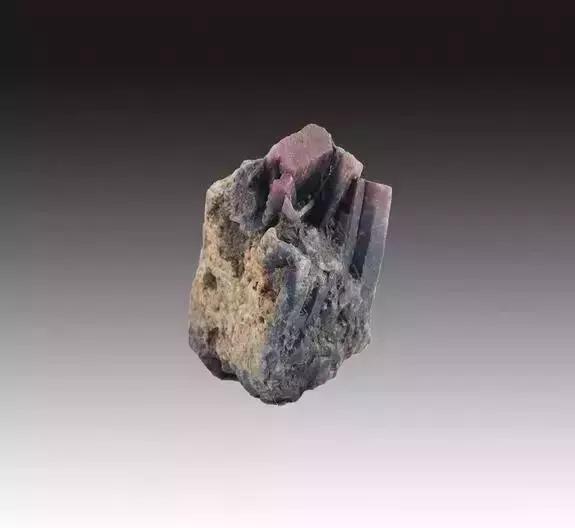 捡到这样的石头千万别扔桌子,遇到这样的石头赶紧捡