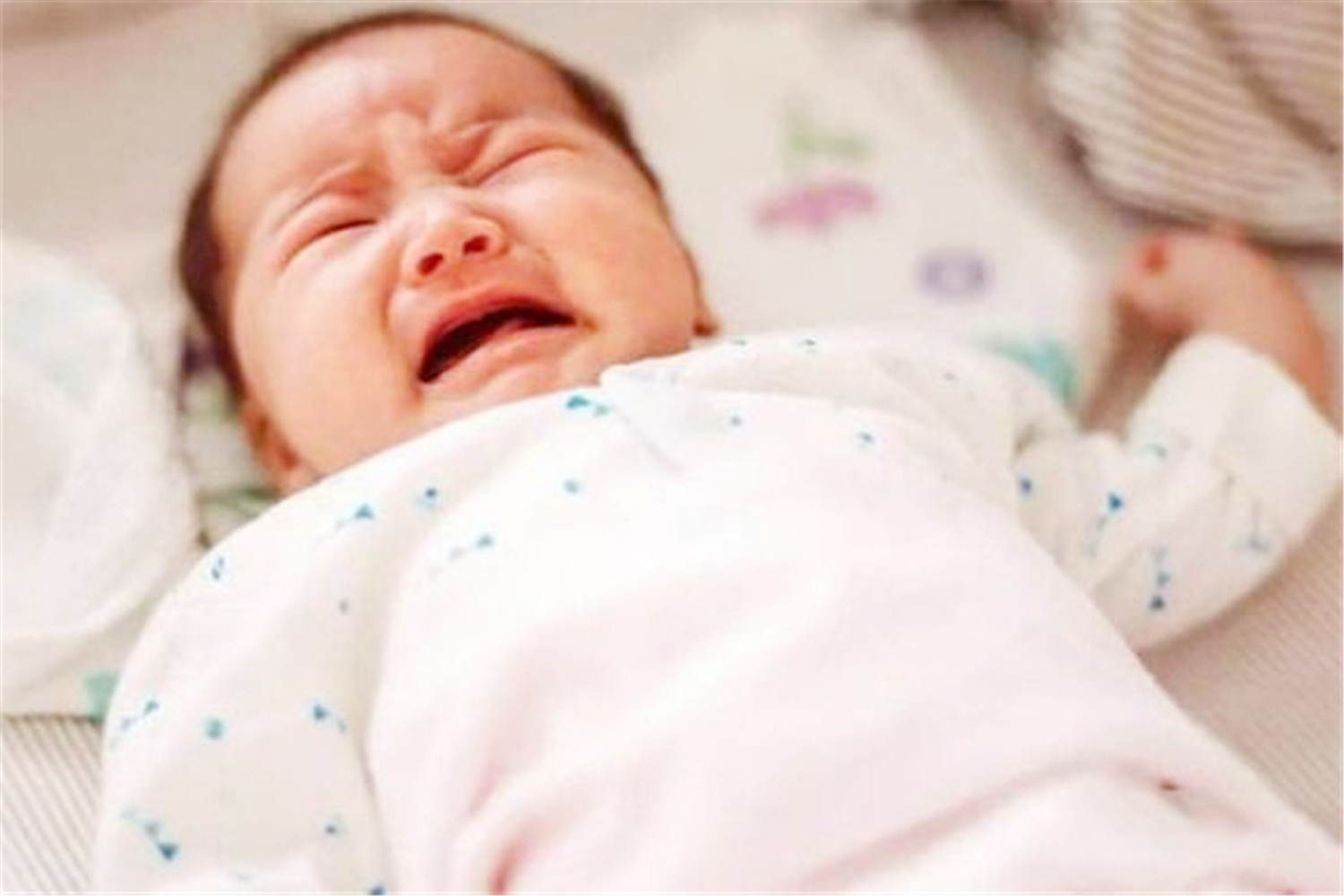 满月的小孩晚上哭得厉害怎么回事,满月婴儿出门回来后哭得撕心裂肺