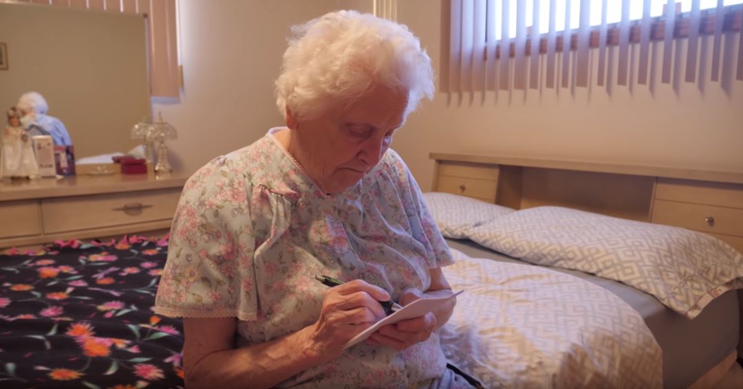 93岁奶奶恶搞27岁孙子，一夜爆红！1300万网友围观：奶奶太坑了