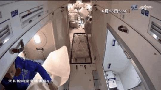 拆快递生活用品视频,航天员洗漱过程