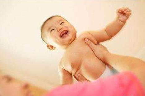 宝宝喜欢被摇晃,4个月宝宝被摇晃后喜欢尖叫