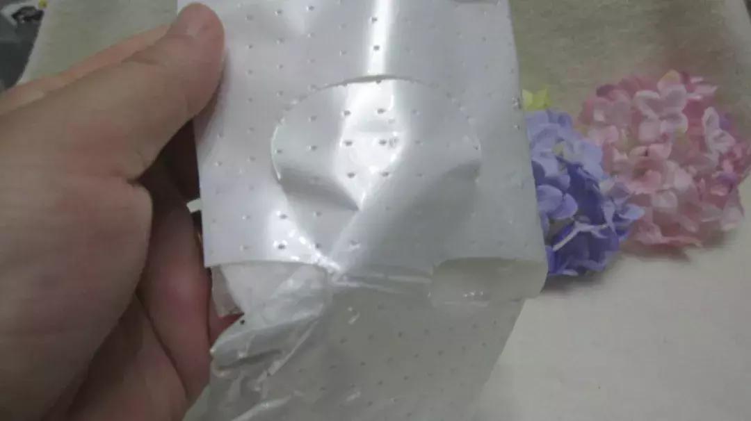 面膜里的塑料纸有什么用,有塑料纸的面膜的正确使用方法