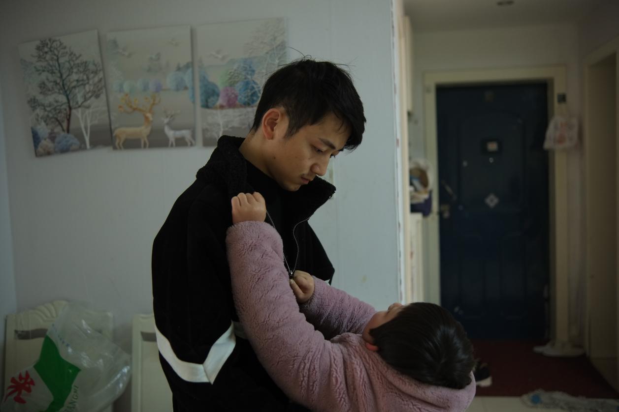 8岁女孩被称“快乐木偶”，总是笑容灿烂，家人却整日以泪洗面