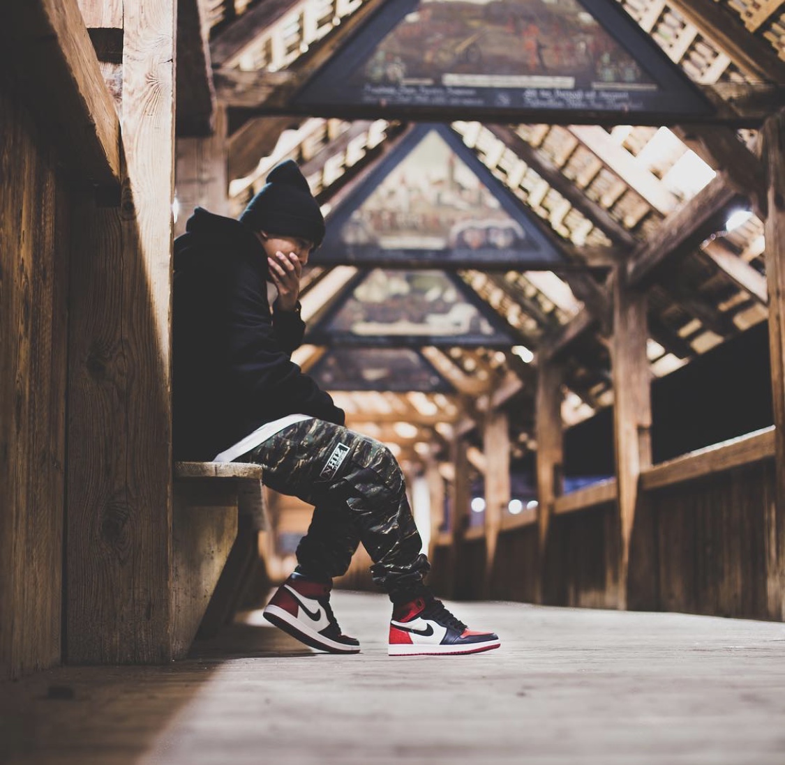 为什么aj1黑紫色是皮革的,为什么aj1有些鞋的底色是黄的