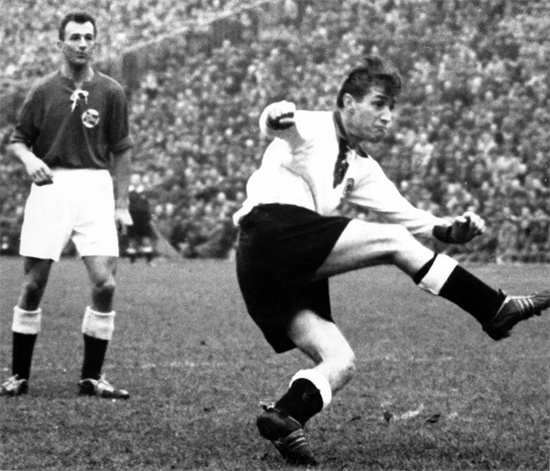 1934年的世界杯,意大利总理下令不夺冠就处死球员,球员拿命踢球