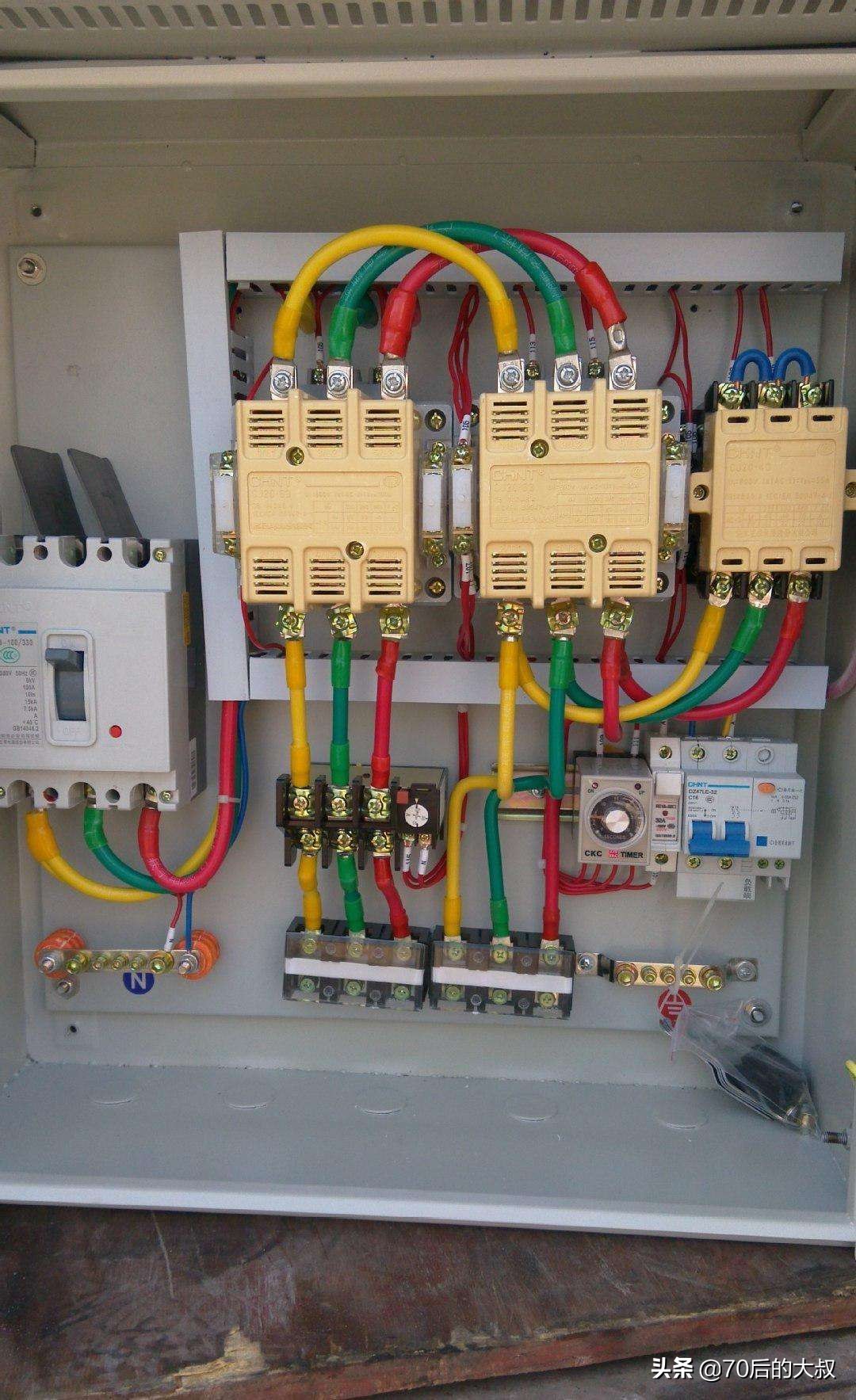 接触器的线圈为什么要接两根火线,接触器上为啥要接三条火线