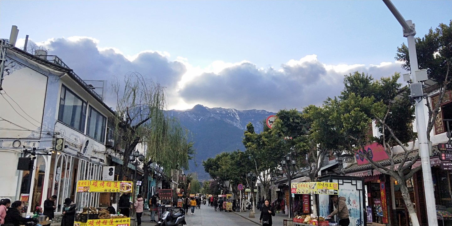 自驾房车小姐姐,一个小姐姐拖挂房车旅行生活视频