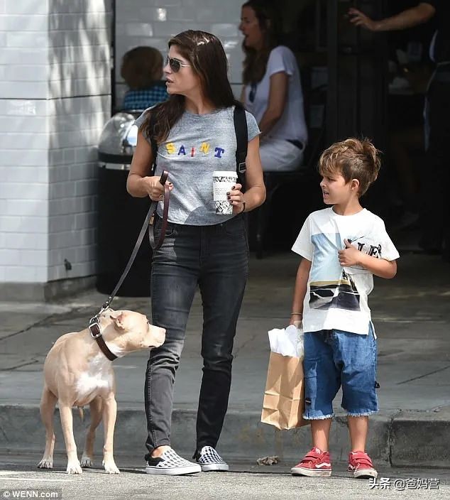 安吉丽娜朱莉有多爱她母亲,安吉丽娜朱莉爱小孩