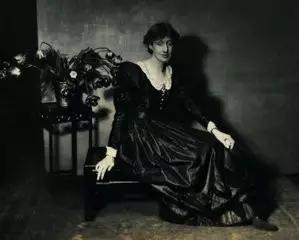 弗吉尼亚·伍尔夫：幼年悲惨，中年沉迷自杀，在优雅和疯癫间游走