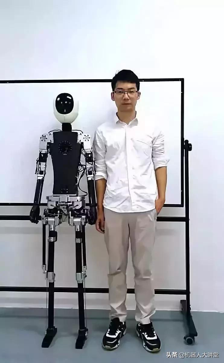 中国又一双足机器人亮相，用到被动行走与人工智能，学人一样走路