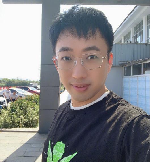 2013年“鳌拜”沈泰在咖啡厅暴打于正：为什么这么对我，你个变态