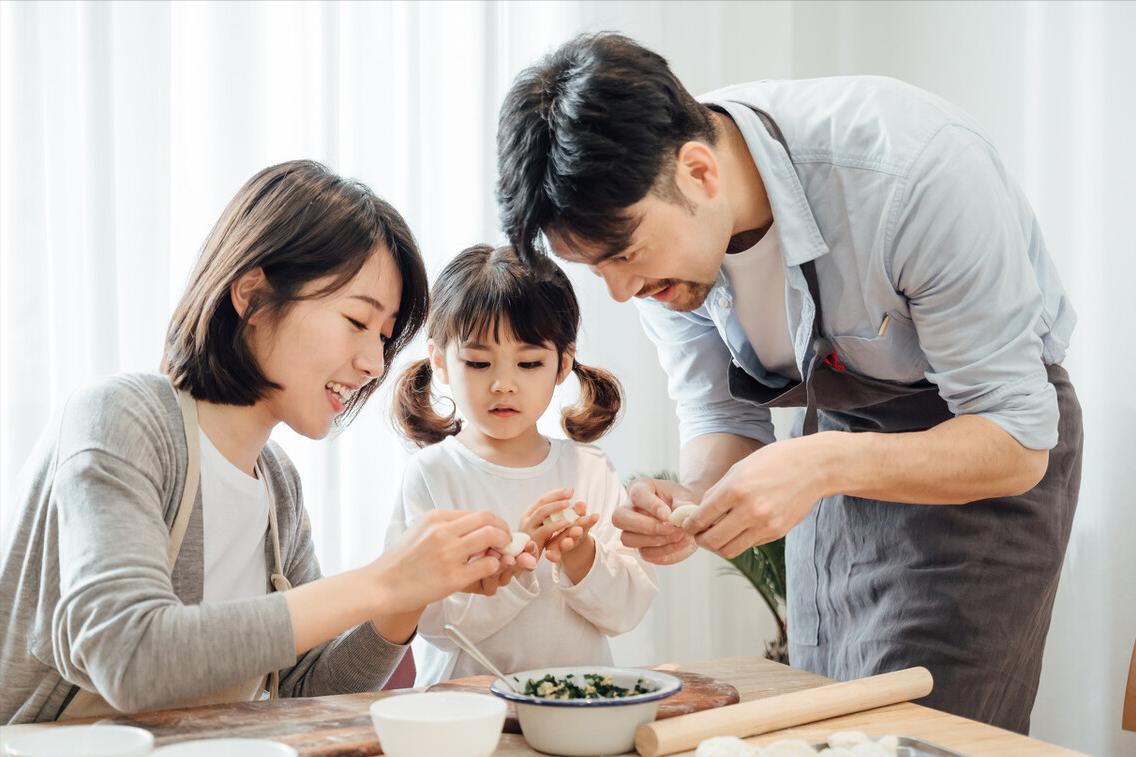 别以为孩子分不清陪着和陪伴，“虚伪式”陪伴，也许正在你家上演