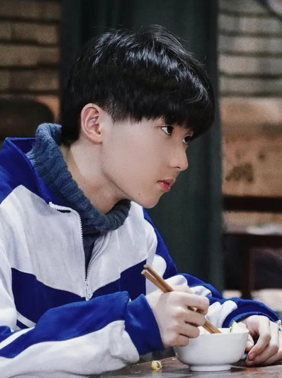 马嘉祺在快乐大本营唱快乐星球,马嘉祺被团队围唱什么是快乐星球