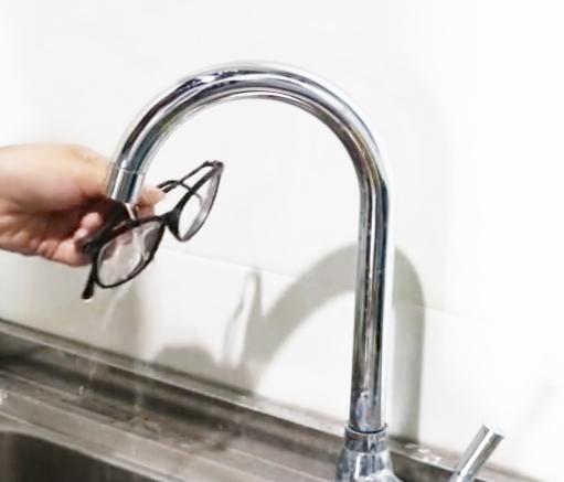 眼镜片模糊了怎么清洗,眼镜镜片特别脏怎么处理