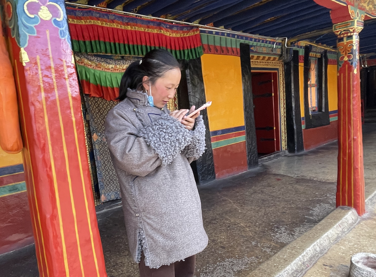 游1300年历史大昭寺，遇17岁无证导游，她说已做了四年讲解