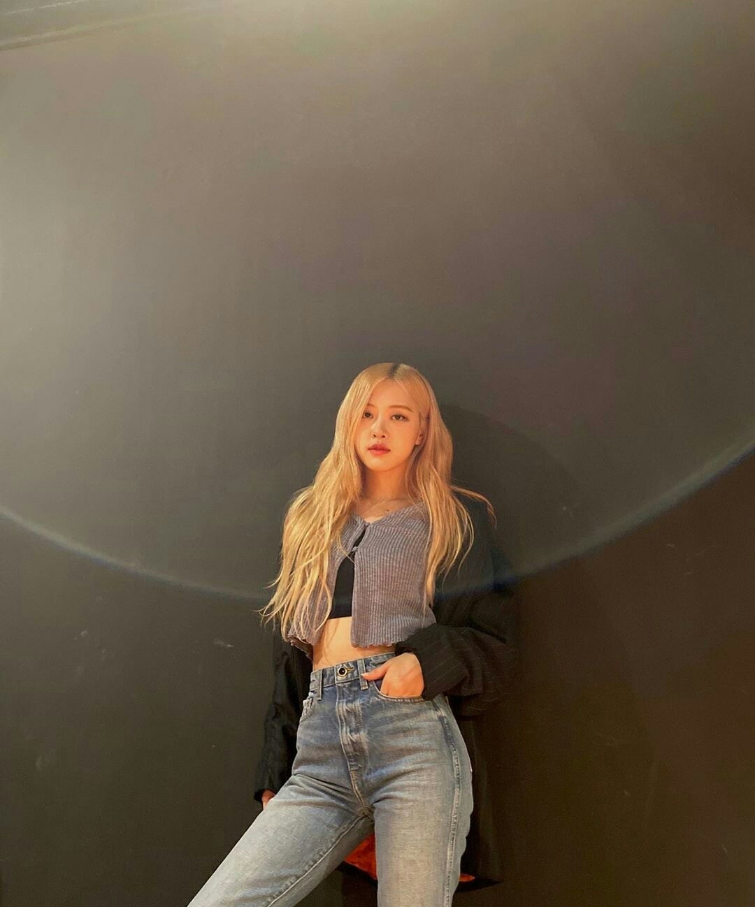 粉丝称她为“澳洲小玫瑰”，针织衫牛仔裤搭西装出镜，潇洒酷甜