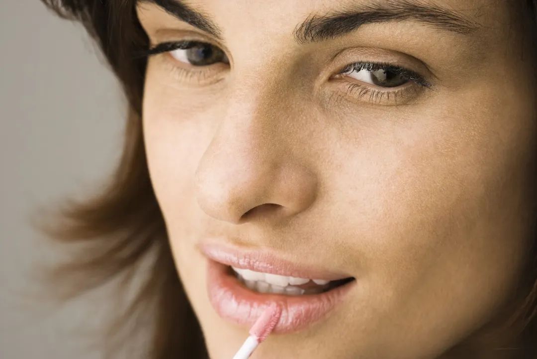 男生天生皮肤黑怎么变白啊,天生黑如何变白全身皮肤