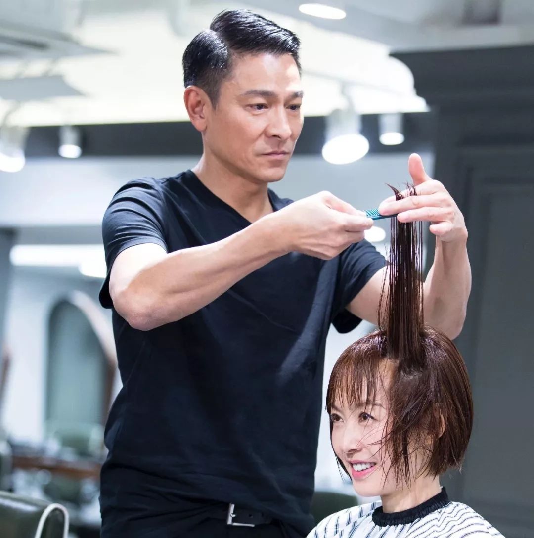 59岁华仔也爱上烫头,戴老花镜有秃顶迹象,曾借于谦梗想说相声