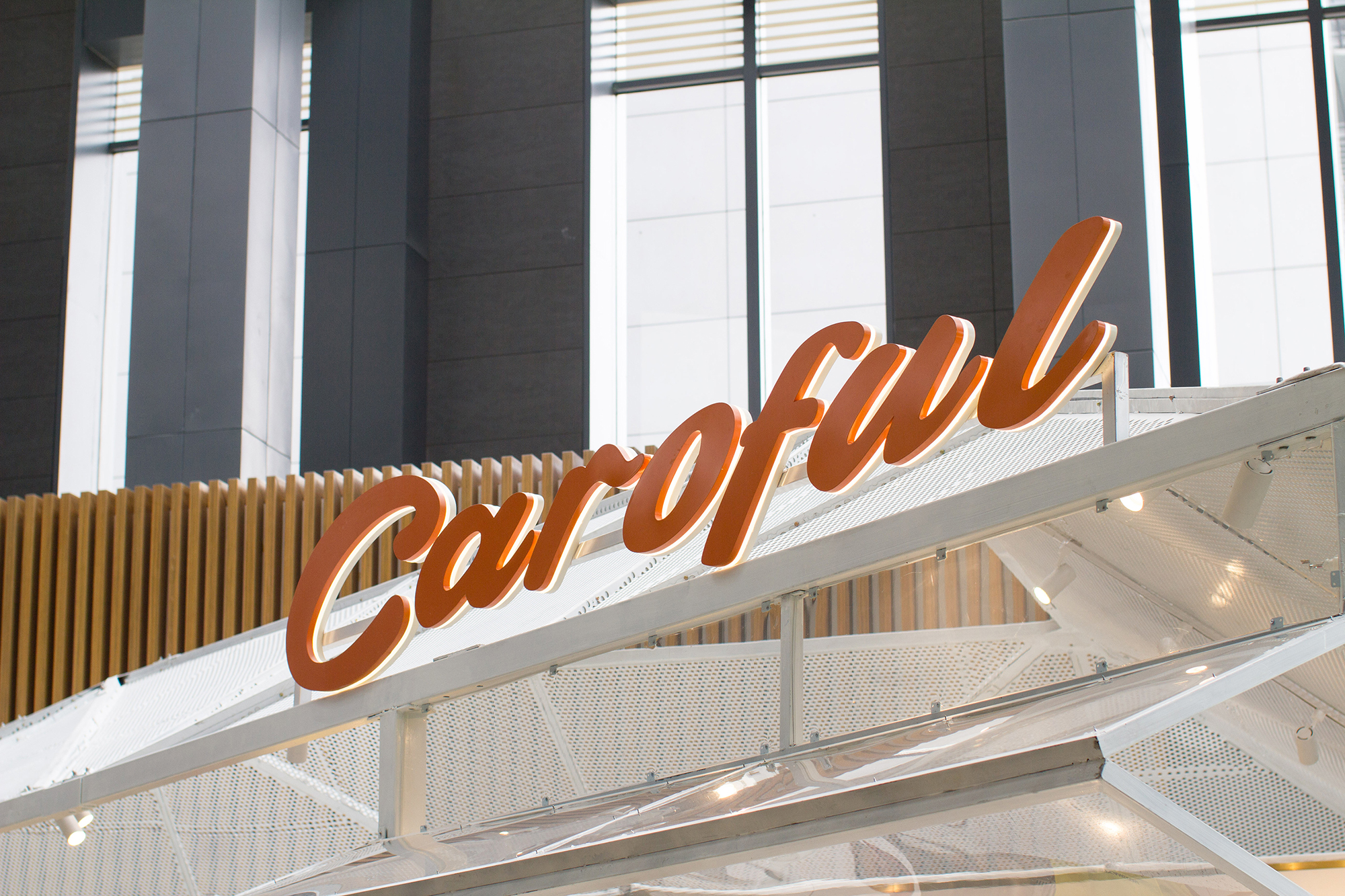 我们在办公大楼里建造了一座通透新鲜的果汁氧吧