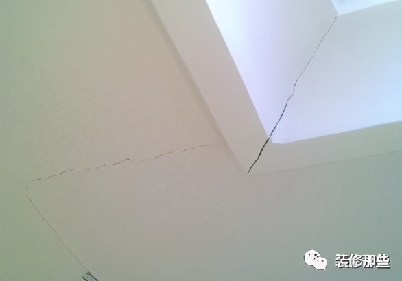 吊顶涂料开裂是什么原因,吊顶怎么刮腻子补缝不开裂