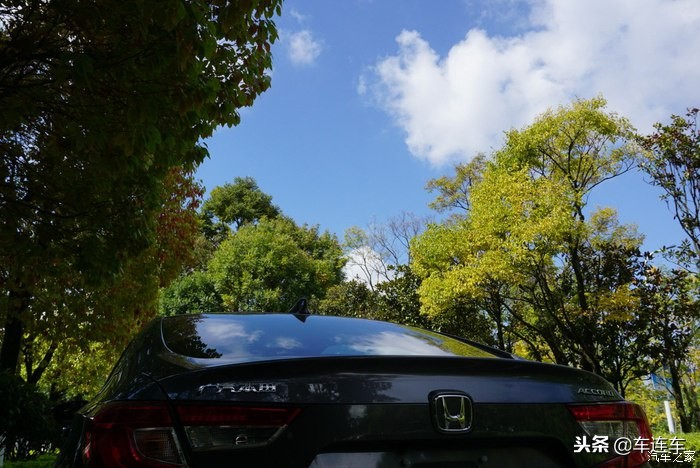 十代雅阁混动版与英诗派太空银,十代雅阁太空银还是白色好看