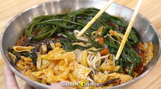 螺蛳粉好吃的秘密就是这碗高汤,煮螺蛳粉的汤第一遍为什么要倒掉