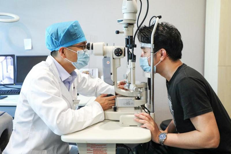 女孩眼睛长出“蜘蛛网”！医生：这病八成以上深圳人都有