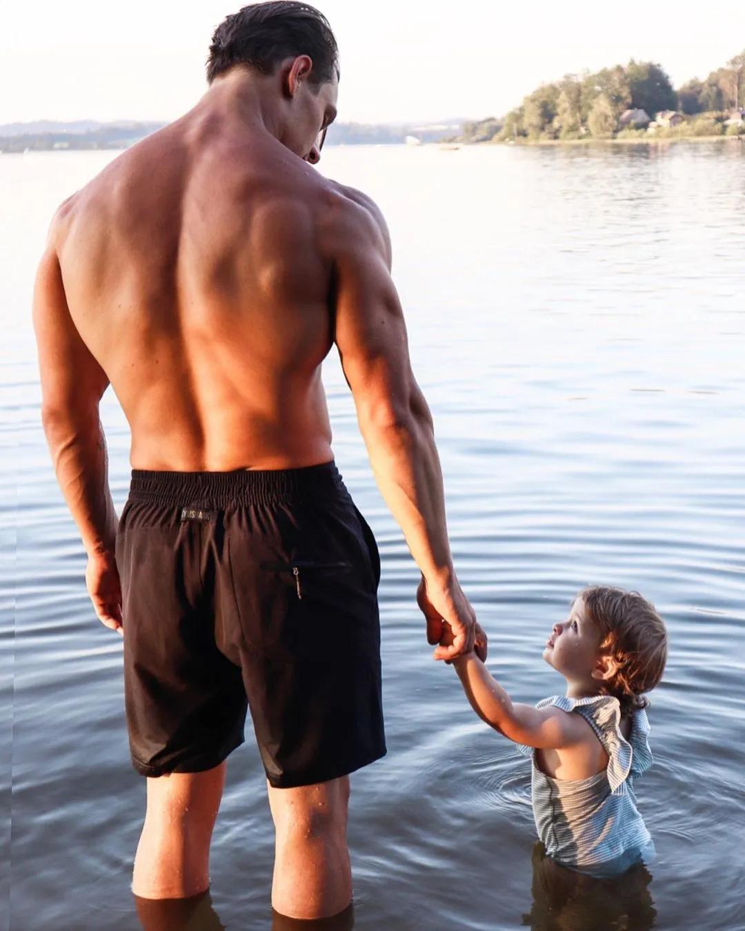 90后奶爸搞怪哄娃,肌肉奶爸带娃路人反应