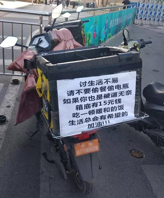 厕所拉屎被人把手机抢走了!你会怎么做?