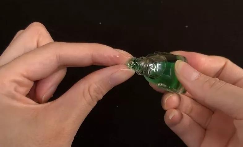 502胶水如何快速弄掉,502胶水把手黏住干了最快的办法