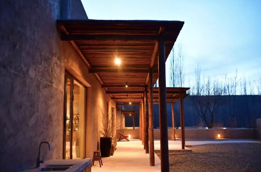 把泳池搬进沙漠，圈黄河做庭院，一个男人的西部世界，可以有多野