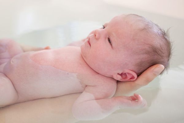 新生儿脱皮护理方法是什么,新生儿皮肤脱皮要不要处理