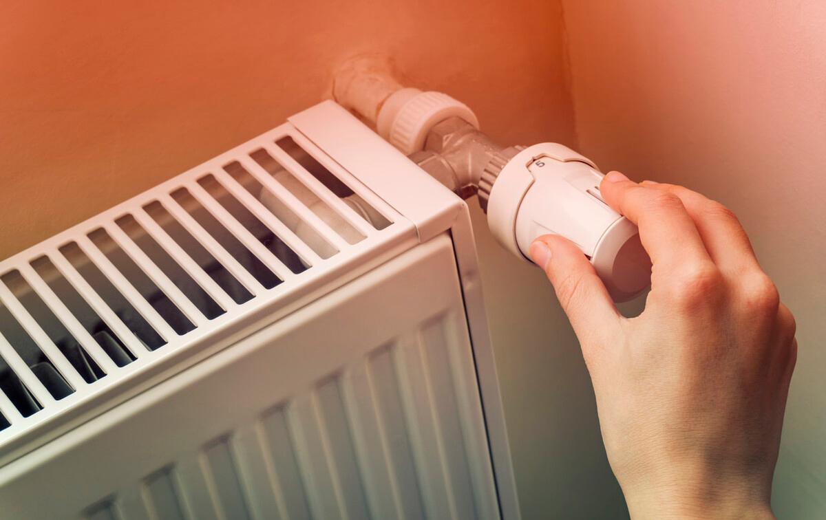 停暖后地面暖气管道出现渗水,暖气漏水地板被泡快速补救