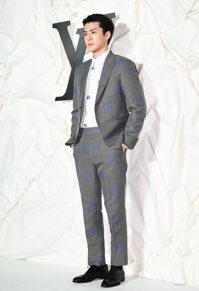 吴世勋穿牛仔裤跳舞视频,吴世勋机场西装走路视频