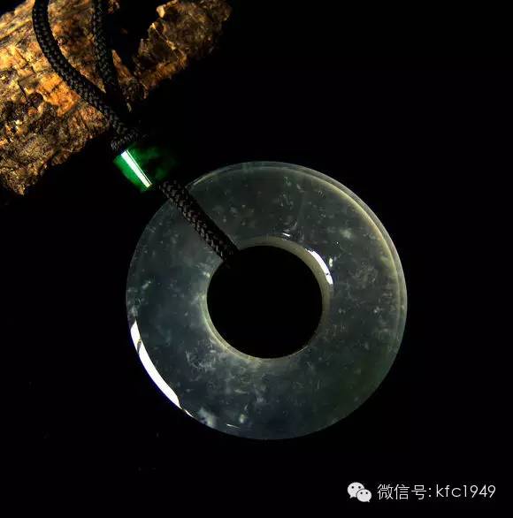 洗澡可以戴翡翠貔貅吗,翡翠吊坠洗澡可以戴吗