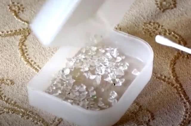 女子得了罕见怪病眼睛流出血,女子眼睛流出钻石眼泪