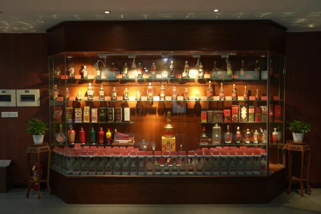 他们收老酒，卖老酒，喝老酒，他们是一帮疯狂“老酒人”