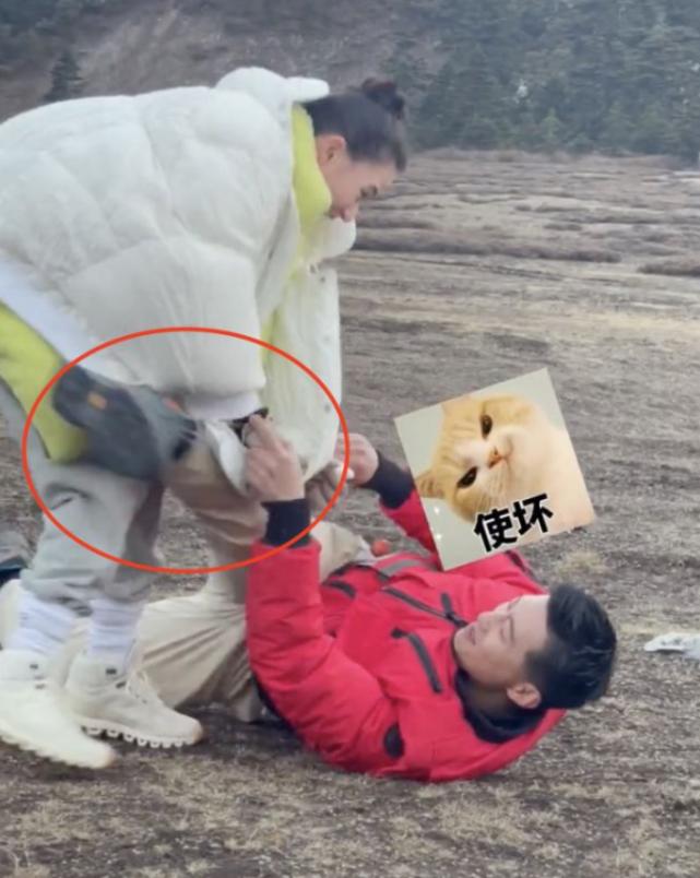 曝何超莲和窦骁,何超莲与窦骁雪山玩摔跤