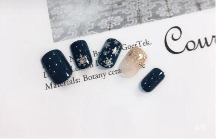 小指甲盖怎么做美甲好看又简单,美甲短甲贴小白花简单又显白