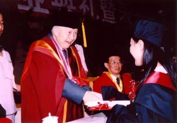 中国*产党共**创办的第一所高等学府，以城市名字命名，孙中山、毛*东泽**直接关怀！